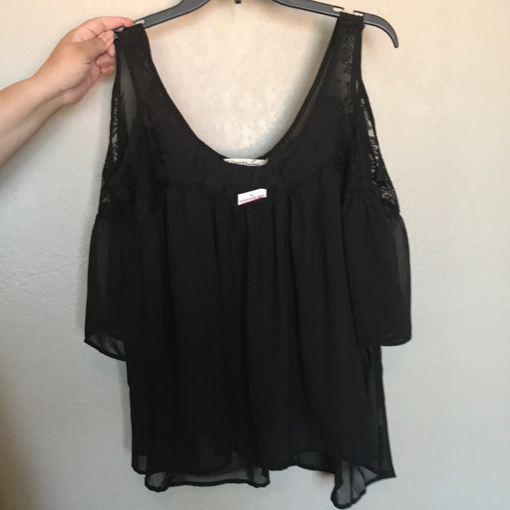 NWT Black cold shoulder with lace Top Size M. 🛍